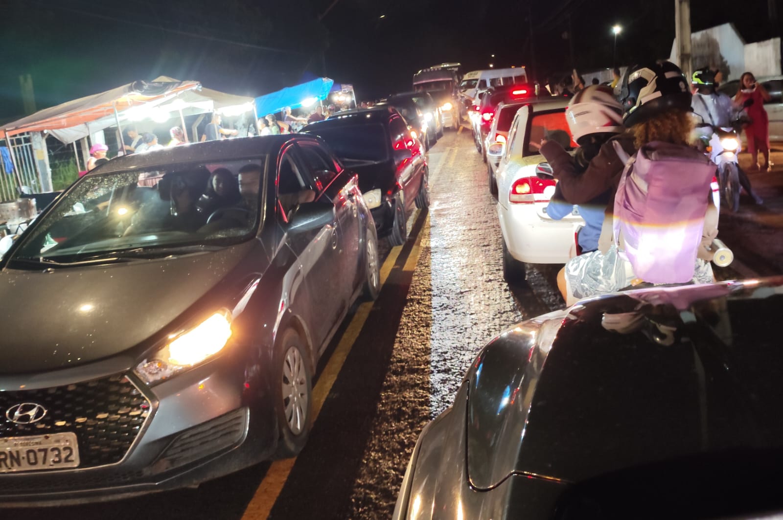 Engarrafamento gigantesco na estrada da Cacimba Velha