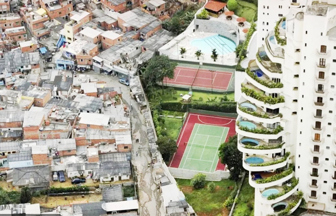 Foto de Tuca Vieira que mostra Paraisópolis e prédio de luxo do Morumbi rodou o mundo e virou símbolo da desigualdade social