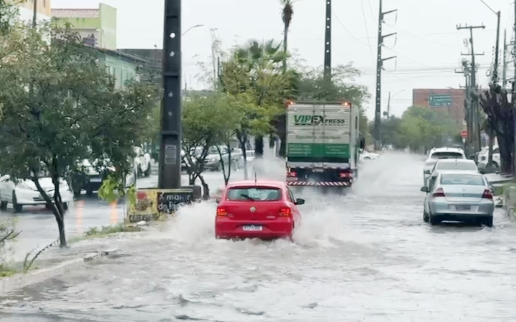 A chuva foi rápida, mas deixou a avenidas como a Miguel Rosa alagadas