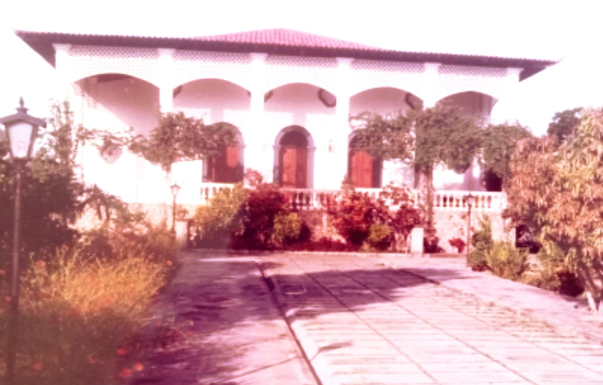 Casarão era coberto de flores e tinha um amplo jardim
