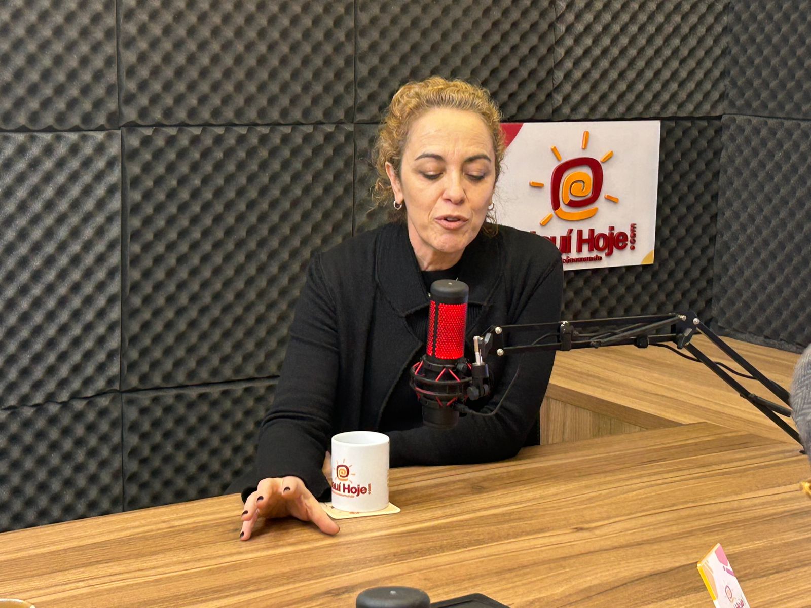 Márcia Tiburi no estúdio do portal Piauí Hoje