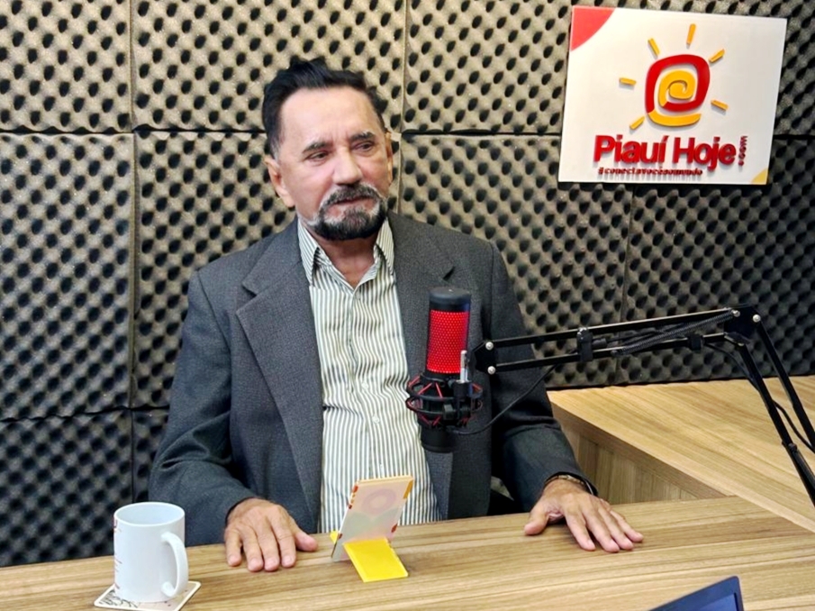 Desembargador Luiz Brandão de Carvalho no estúdio do portal Piauí Hoje