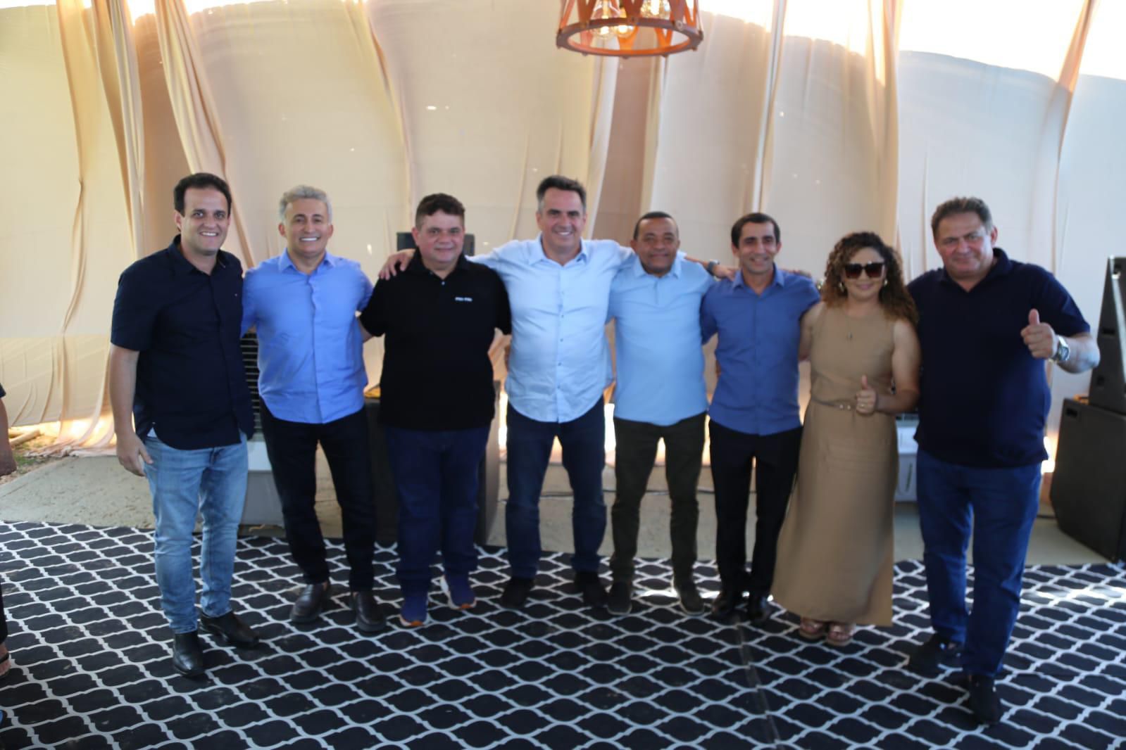 Ciro com prefeitos em almoço promovido pelo deputado Fábio Xavier, do PT