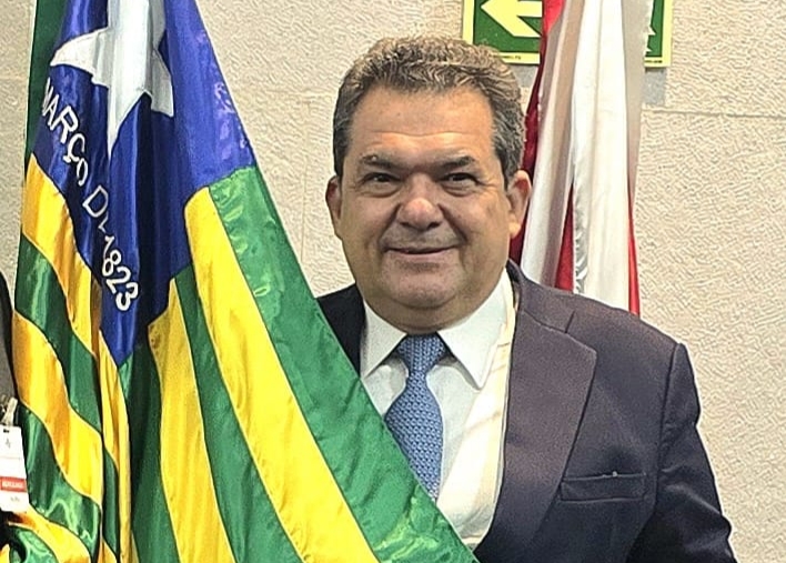 Carlos Brandão faz questão de mostrar as cores da bandeira do Piauí