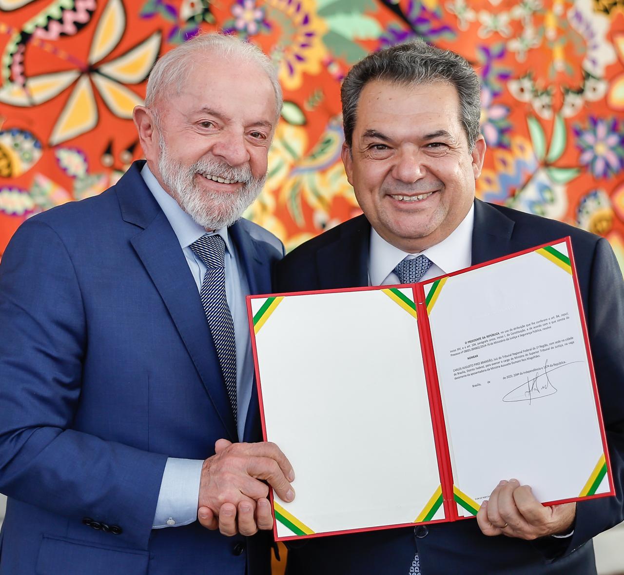 Presidente Lula entrega diploma de nomeação ao ministro Carlos Brandão