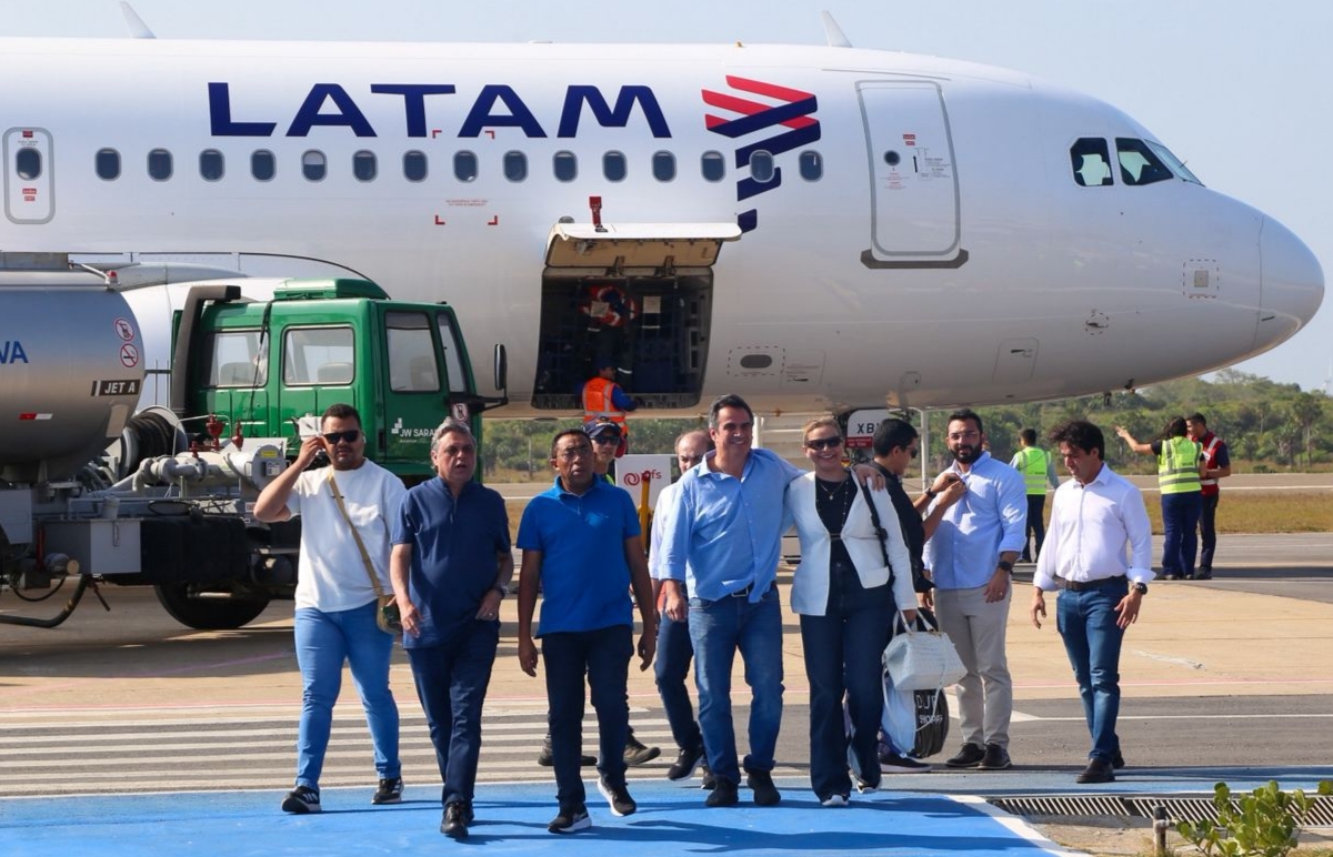 Ciro Nogueira com correligionários no Aeroporto de Parnaíba