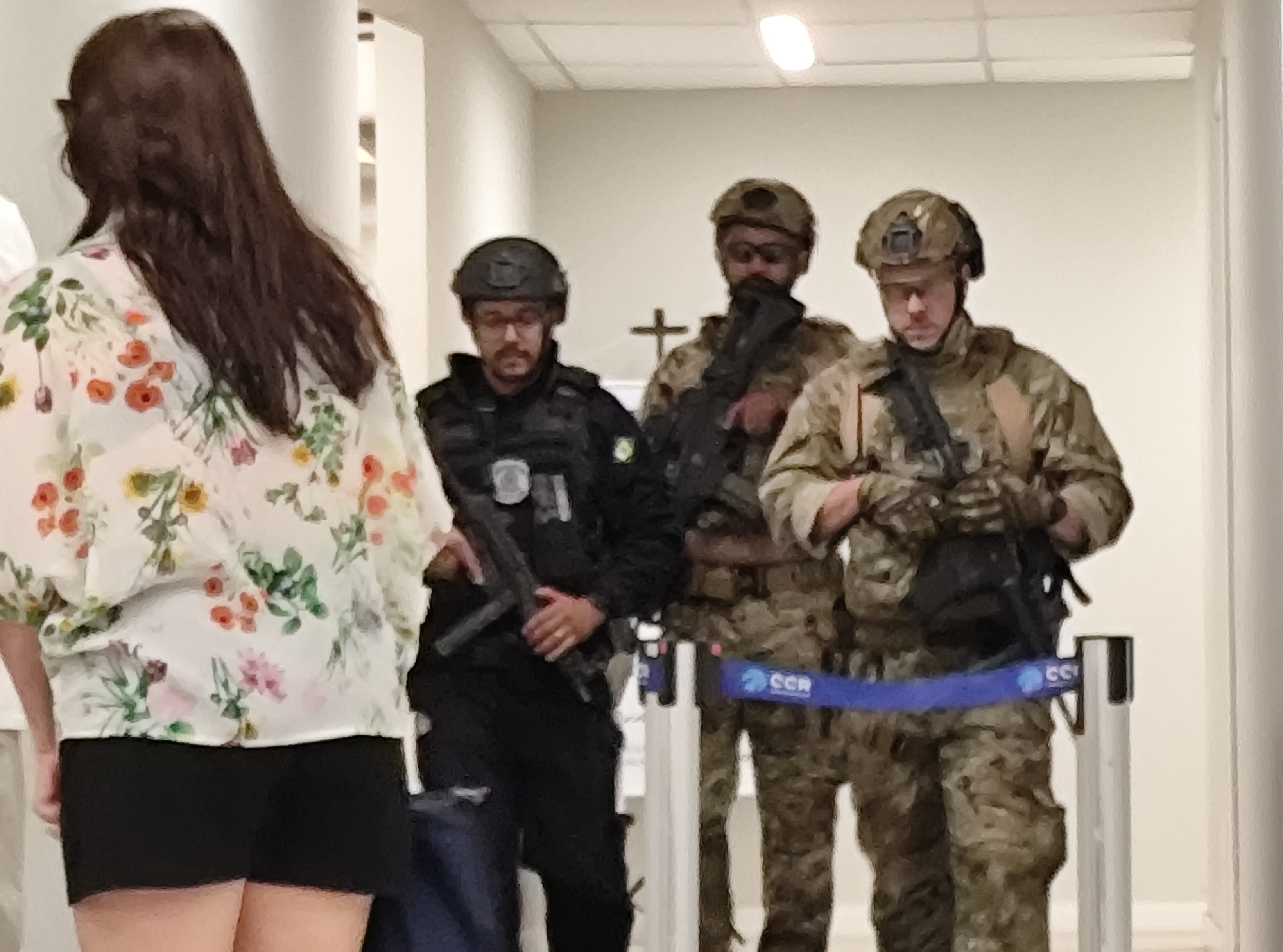 Policiais federais fortemente armados no aeroporto de Teresina