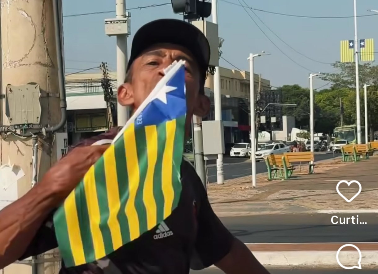 Cidadão beija a bandeira e demonstra seu amor ao Piauí