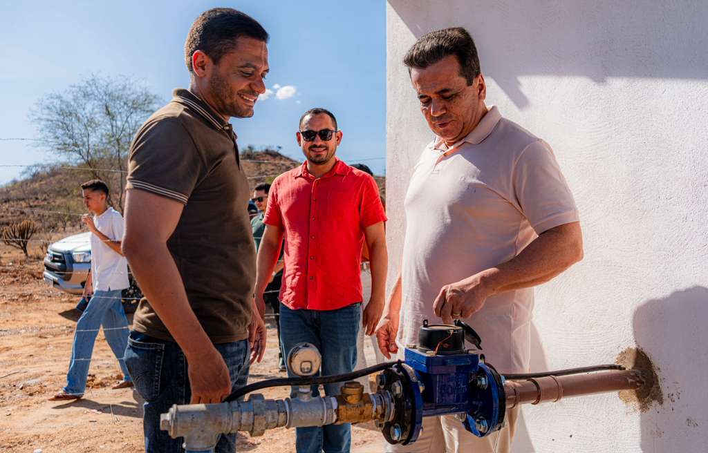 Henrique Pires visita comunidades para entregar obras