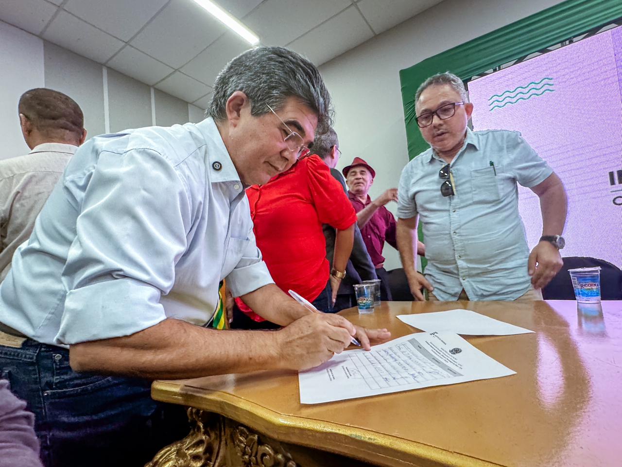 Deputado Francisco Limma assina documento para construção do IFPI em Esperantina