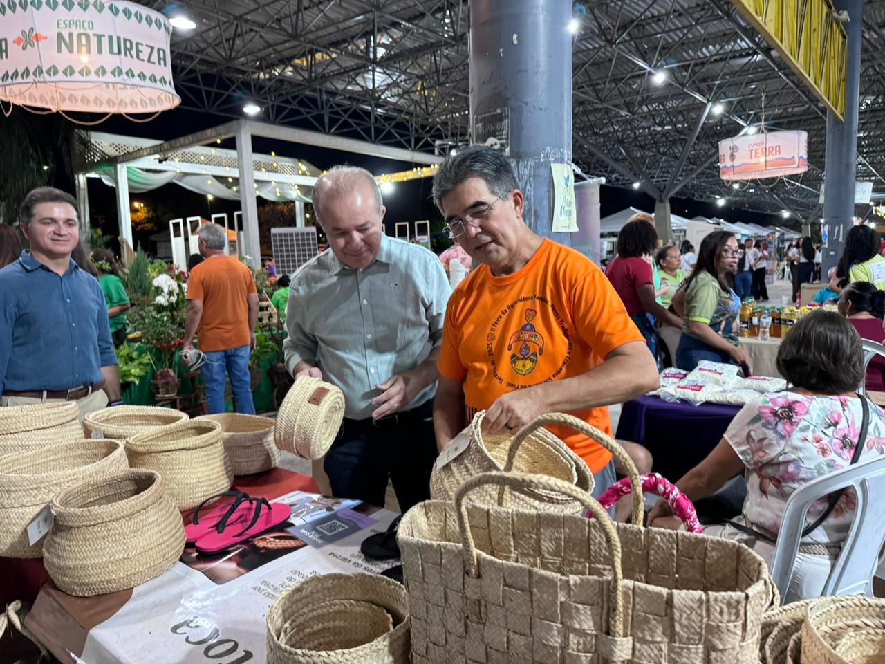 Deputado Francisco Limma visita expositores da Feira da Agricultura Familiar