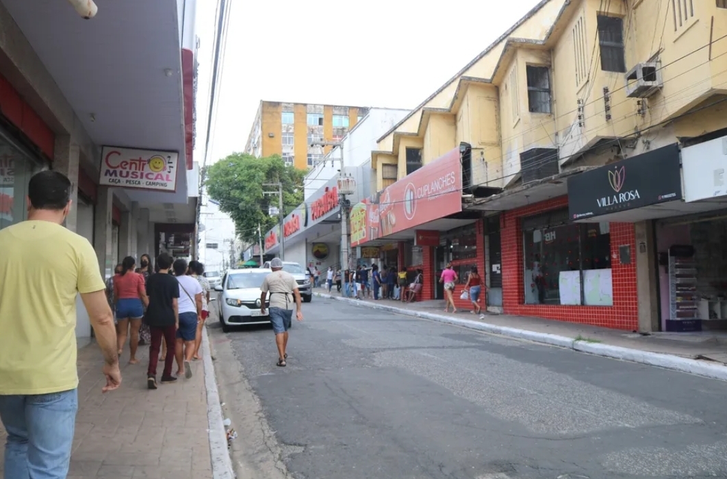 Lojas do centro de Teresina não abriram nesta segunda-feira