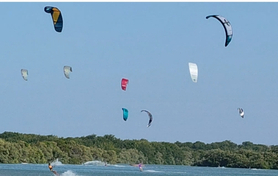 Prática do Kitsurf entre Barra Grande e Macapá, no litoral do Piauí