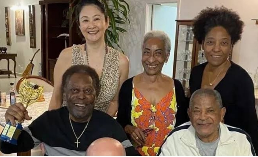Pelé com familiares e amigos pouco tempo antes de ser internado