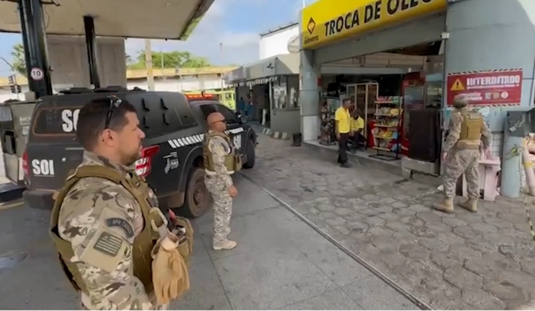 Policiais interditam um dos posto de combustíveis na zona sul de Teresina