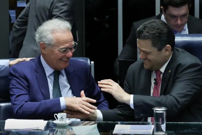 Renan Calheiros cumprimenta David Alcolumbre após a votação