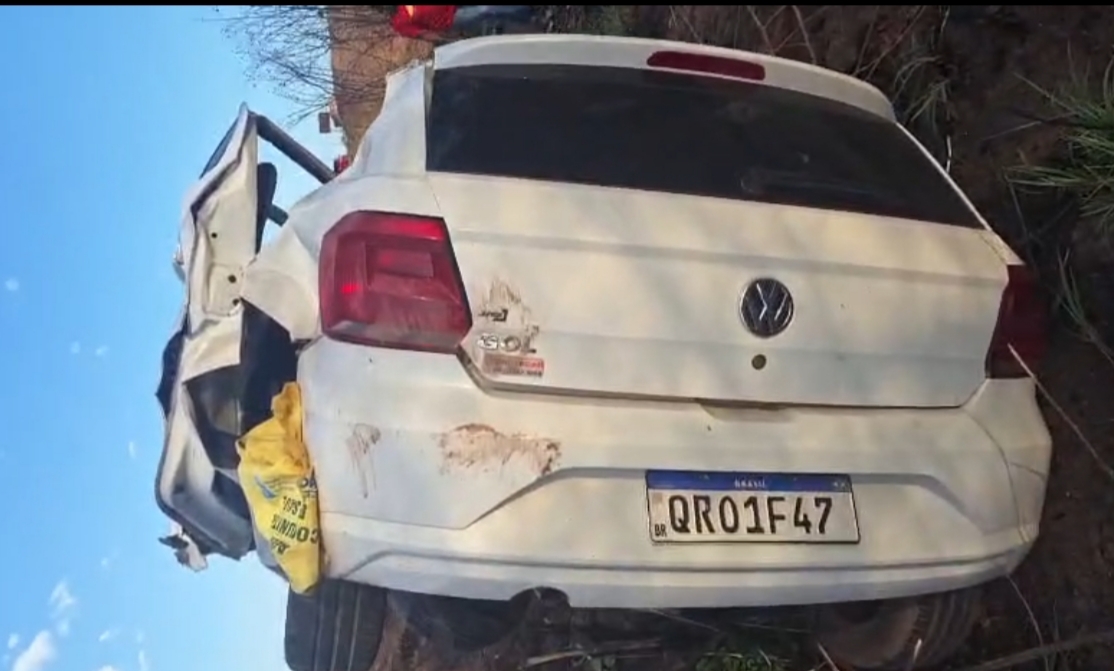 O Gol virou e o caminhão desceu num barranco na beira da pista