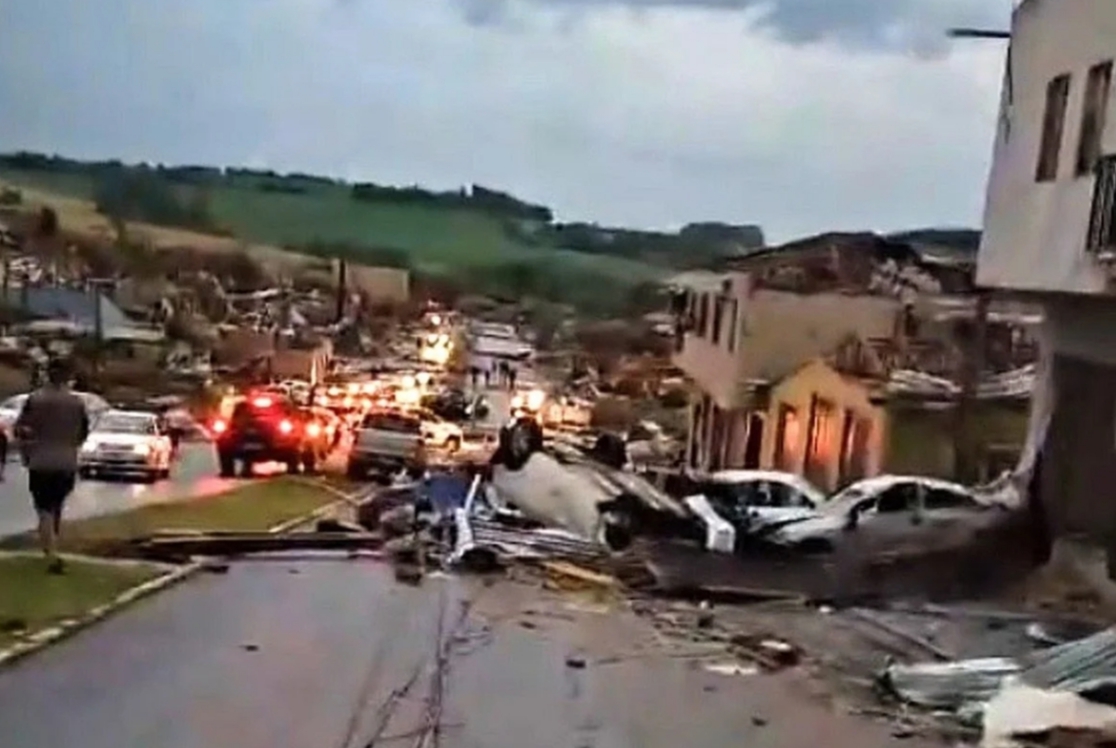 Tornado deixou cenário de guerra em Rio Bonito do Iguaçu no Paraná