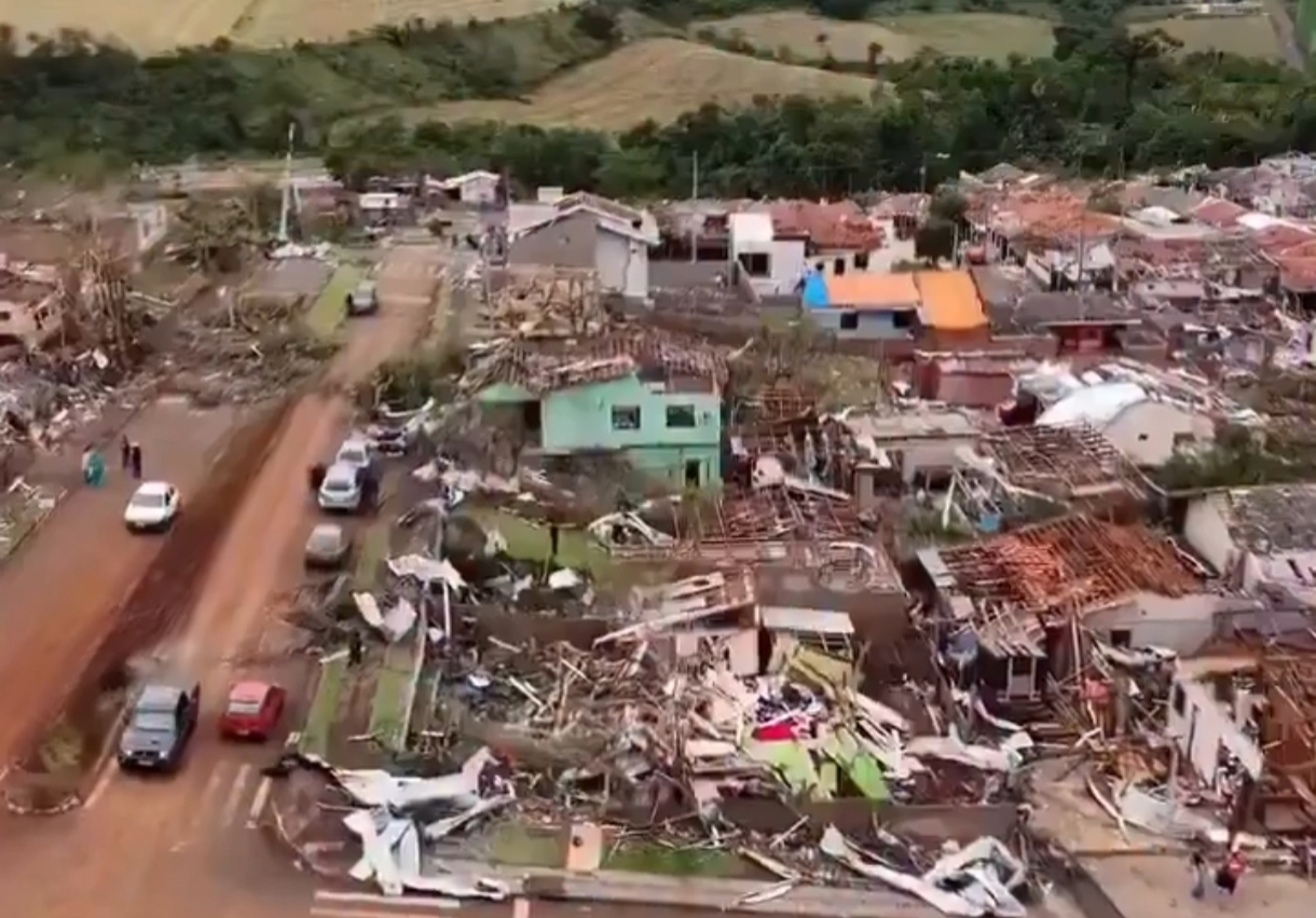 O tornado destruiu tudo em Rio Bonito do Iguaçu, no Paraná