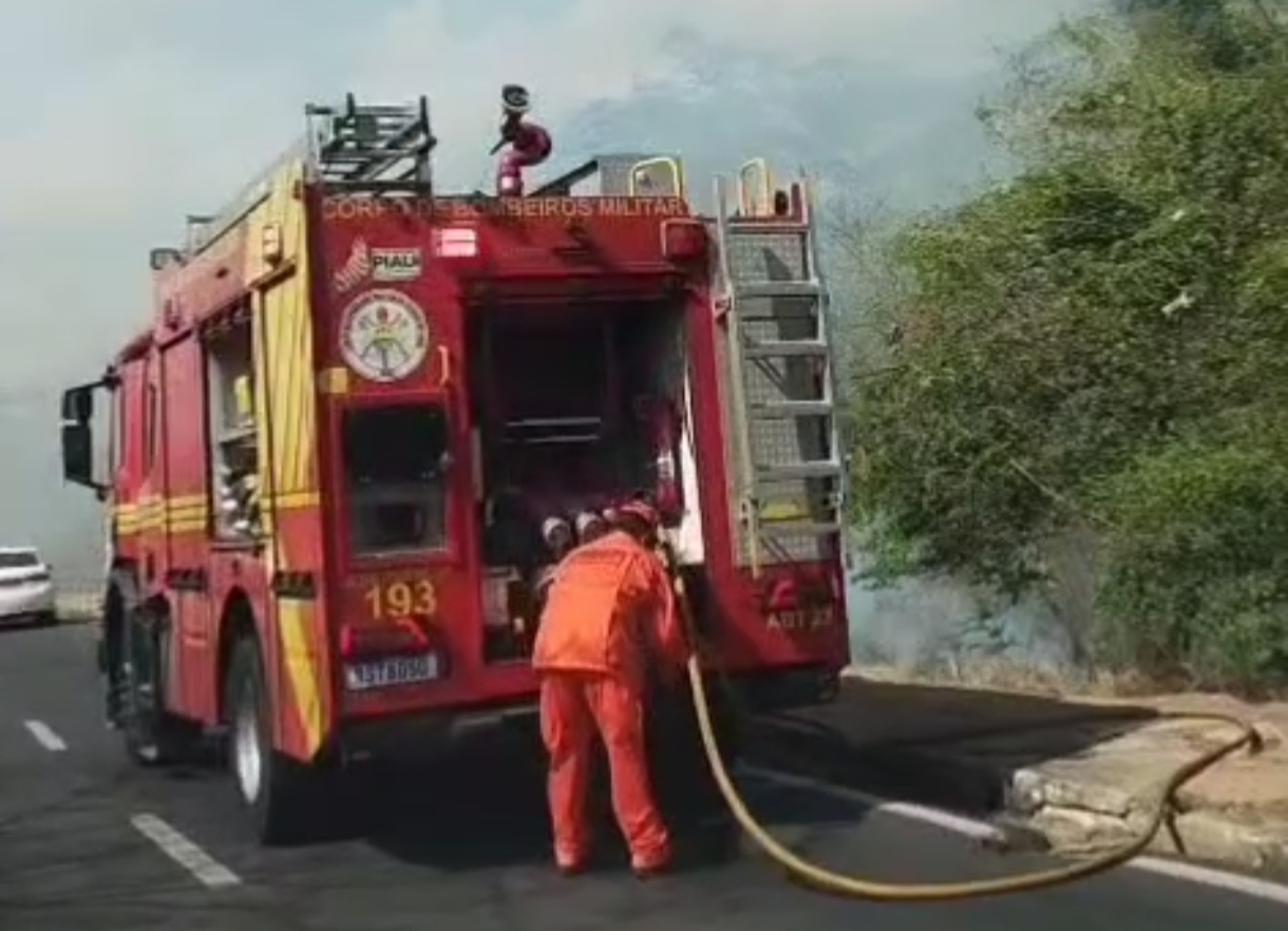 Os homens dos Bombeiros estiveram no local, mas o fogo se alastrou por o lado oposto