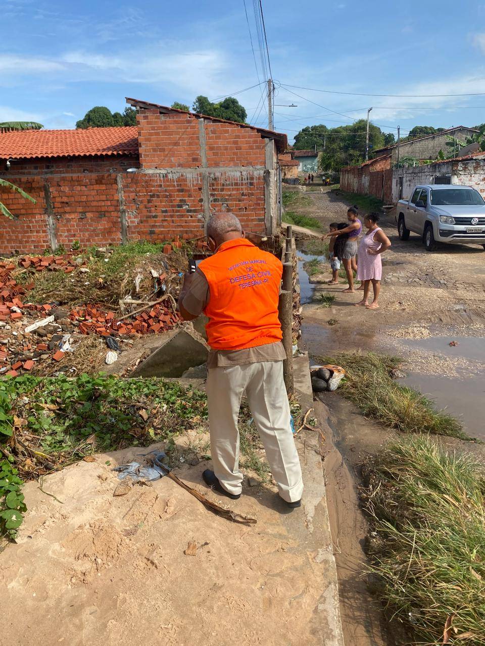 Famílias tiveram casas alagadas em Teresina