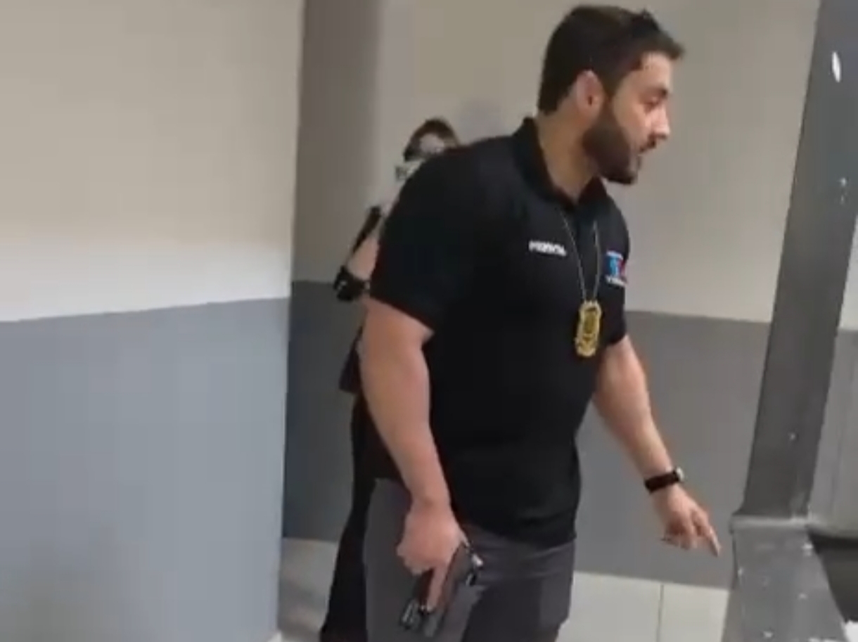 De arma em punho perito discute com advogado na delegacia de Codó