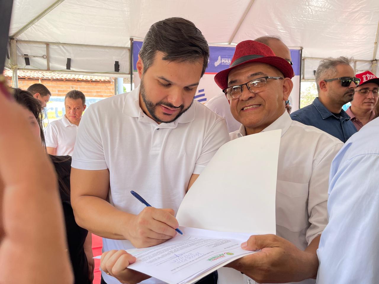 Washington Bandeira assina documento recebendo terreno para nova escola