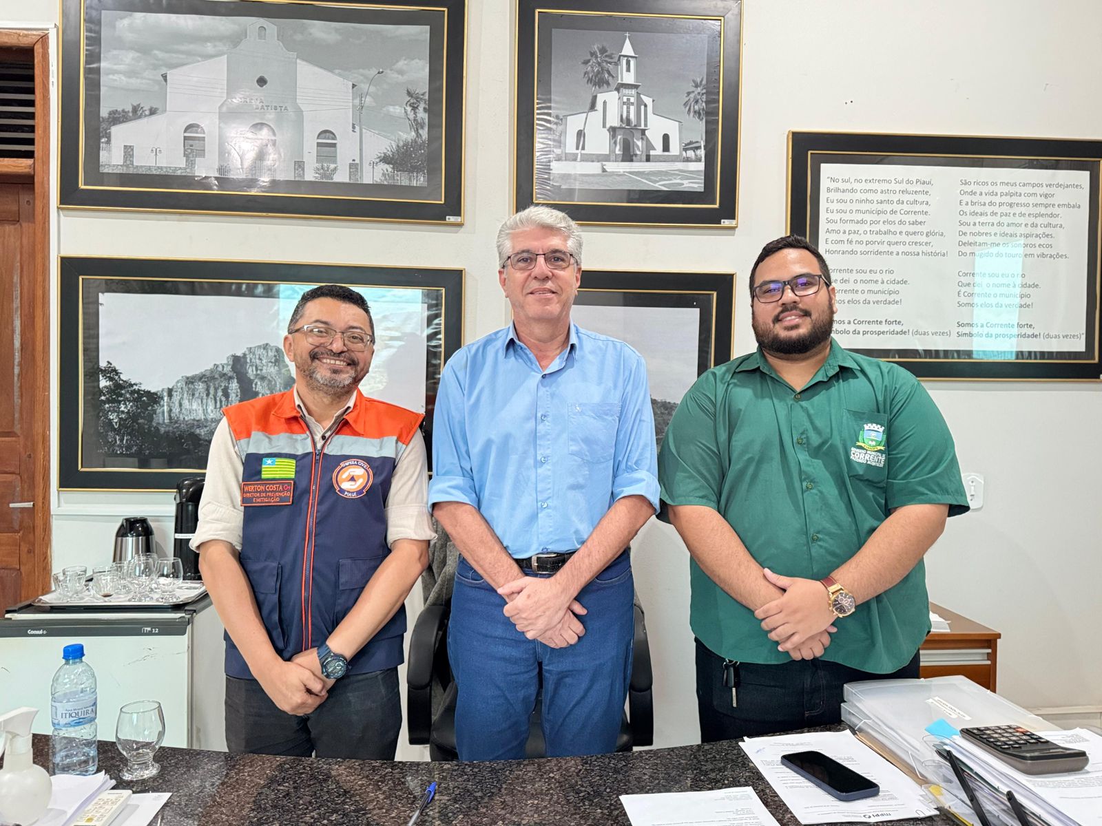 Werton Costa, da SEDEC, em reunião com o prefeito Filemon Paranaguá e o coordenador Luis Henrique, em Corrente.