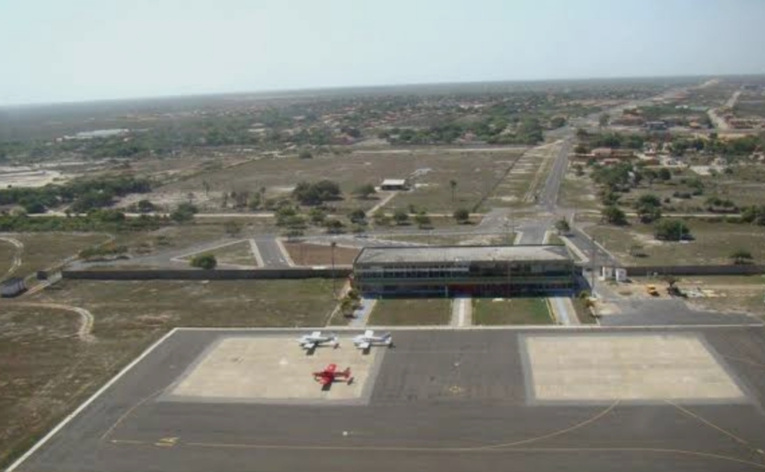 Vegetação seca e vento forte ajudaram a espalhar o fogo nas proximidades do aeroporto de Parnaíba