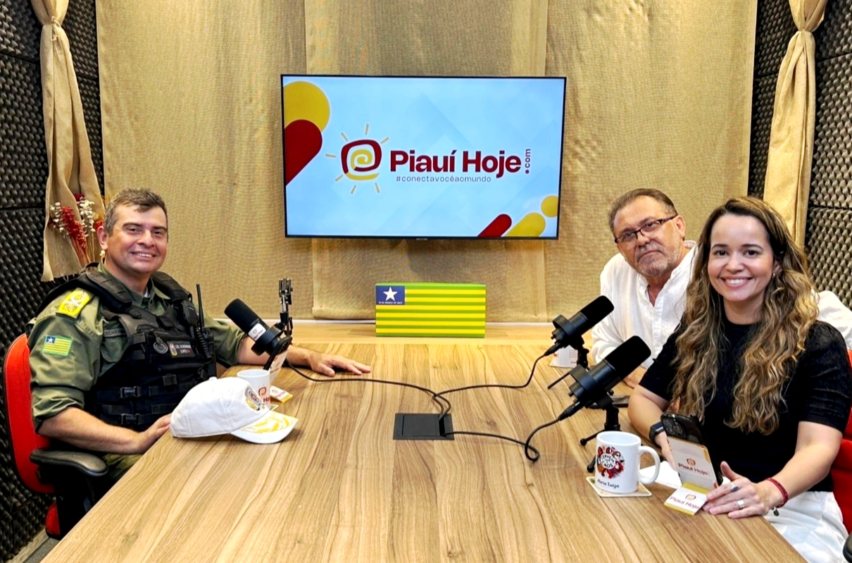 O coronel Scheyvan Lopes durante entrevista aos jornalistas Luiz Brandão e Malu Barreto no estúdio do portal Piauí Hoje