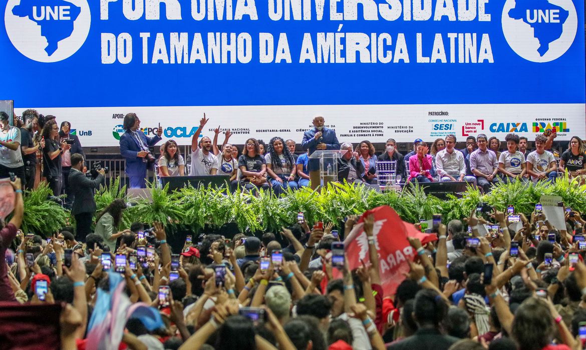 Lula participa do Congresso da UNE