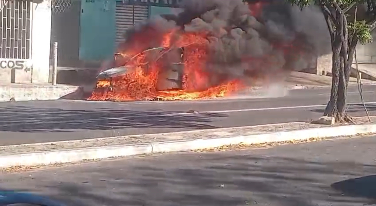 Veículo foi completamente destruído pelas chamas