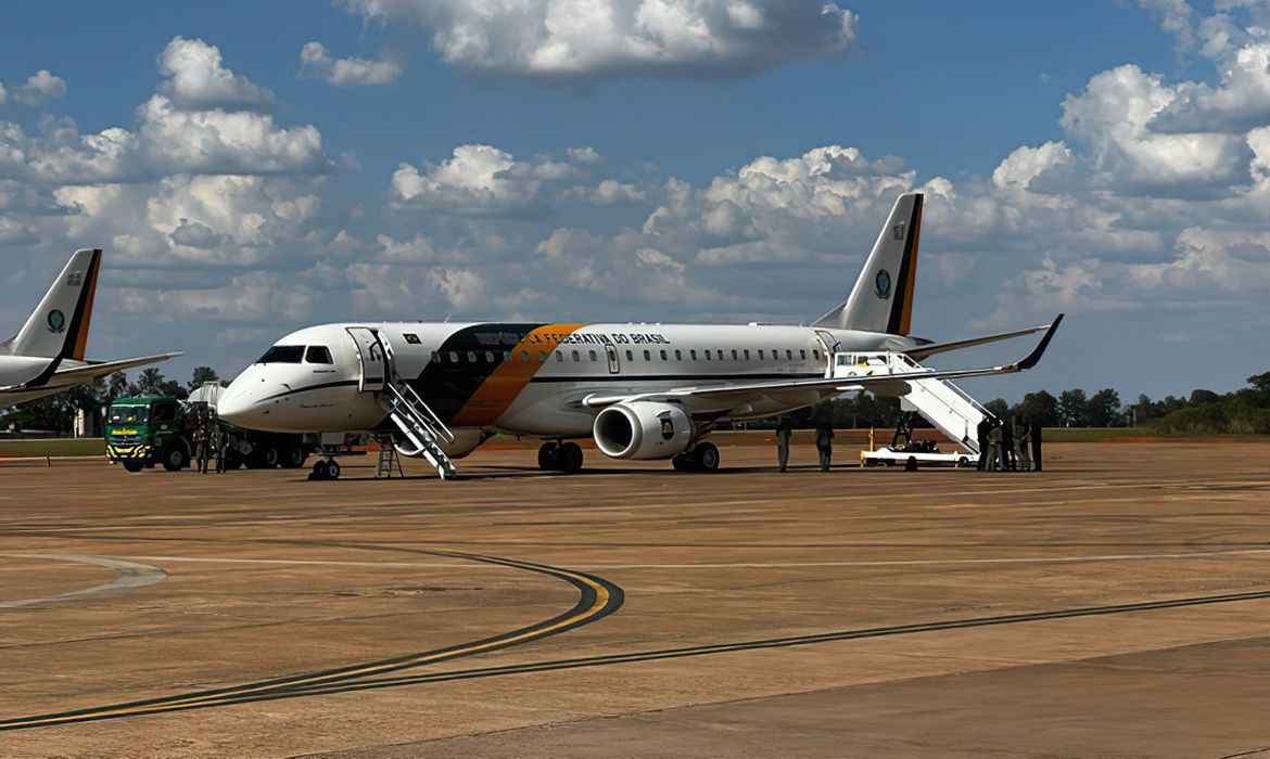 Avião fará resgate de brasileiros