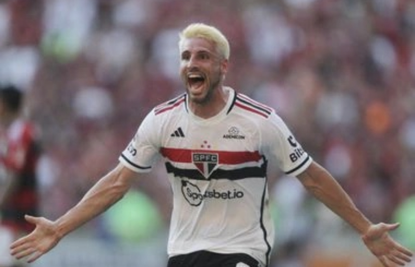 Calleri comemora gol do São Paulo sobre o Flamengo no Maracanã
