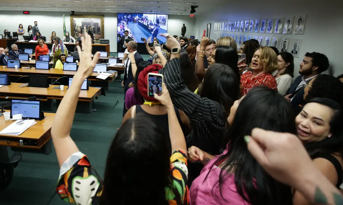 Após protestos, proposta foi aprovada por 50 votos contra 15