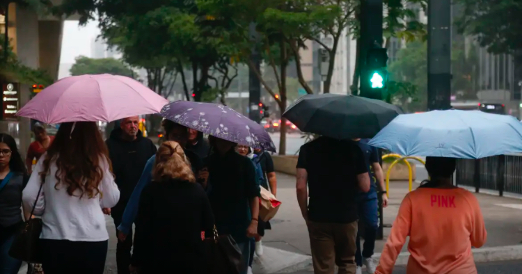 Chuvas isoladas e céu nublado no Réveillon