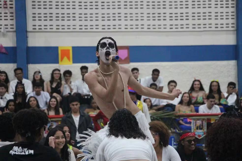 Yago Savalla, de 16 anos, encantou ao interpretar “Homem com H” em projeto escolar e ganhou elogio de Ney Matogrosso nas redes sociais
