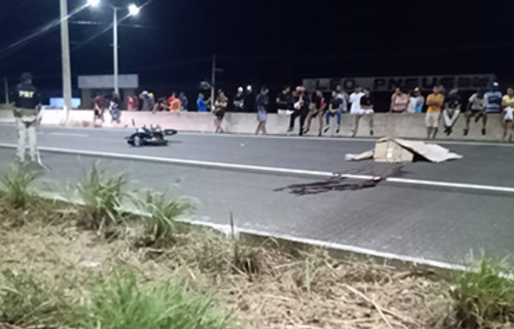Motociclista colidiu com outra moto e em seguida com a mureta