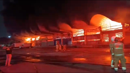 O fogo destruiu pelo menos 20 lojas