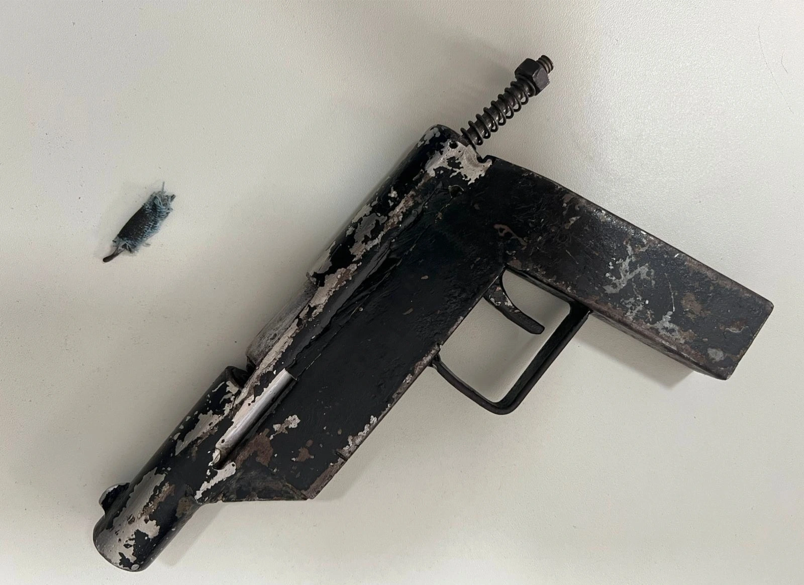 Arma artesanal apreendida com o aluno