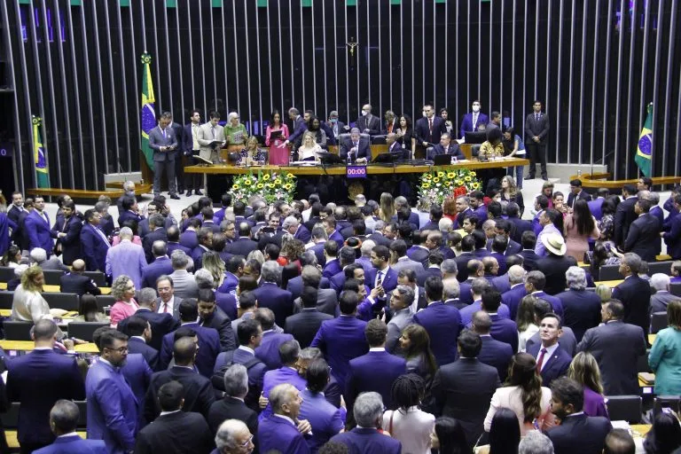 A Câmara dos Deputados aprovou projeto que mantém isenção do IR para quem ganha até 2 salários mínimos