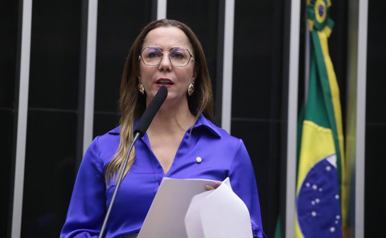 O texto aprovado é o substitutivo da relatora, deputada Delegada Katarina (PSD-SE)