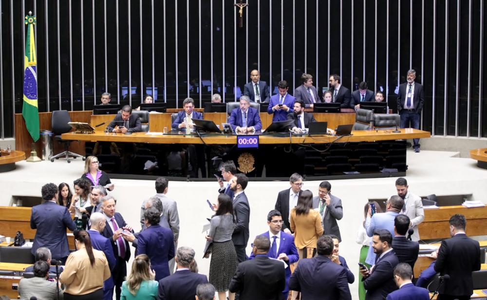 Deputados durante discussão e votação de propostas legislativas no Plenário da Câmara