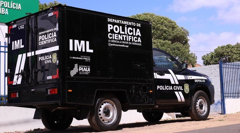 Equipe do Instituto de Medicina Legal (IML) fez a remoção do corpo
