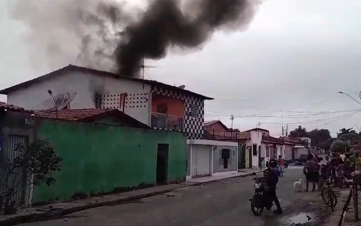 Incêndio no bairro Parque Alvorada, na zona Norte de Teresina