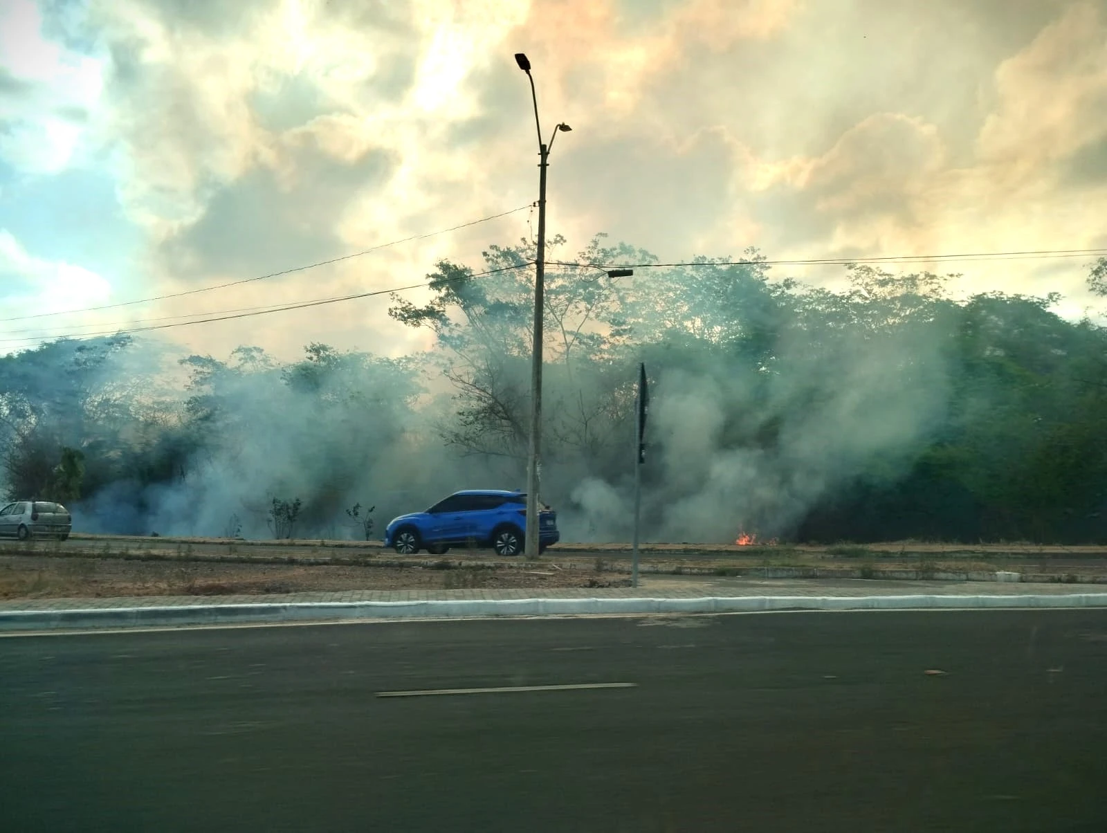 Incêndio de grandes proporções atinge terreno da UFPI em Teresina