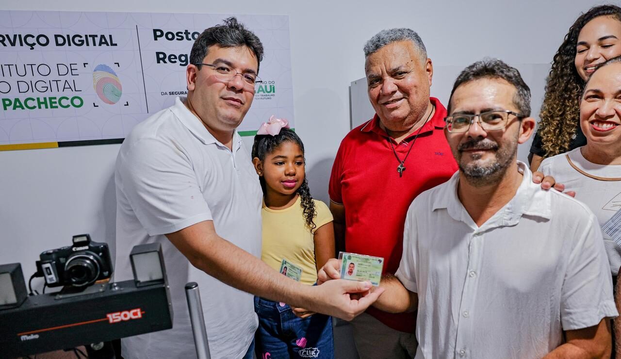 Governador Rafael Fonteles na sala de Identificação Digital do Instituto Félix Pacheco