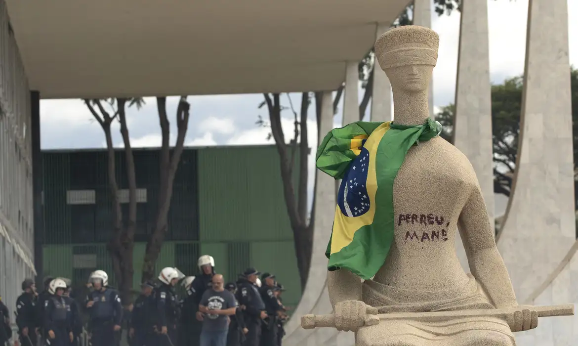 Mulher pichou a estátua A Justiça, localizada em frente à sede do Supremo