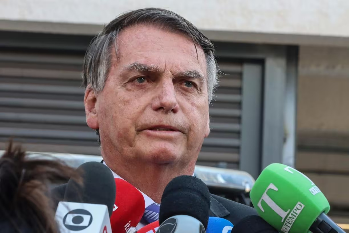 Bolsonaro presta depoimento à PF