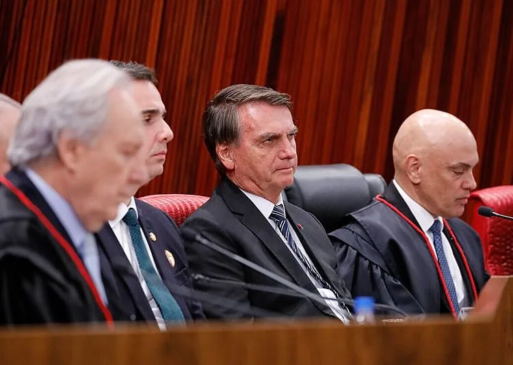 Ex-presidente Jair Bolsonaro (PL) em meio a ministros do STF em julgamento da trama golpista